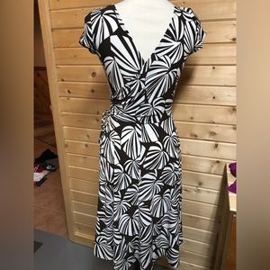 Brown & white palm leaf pattern dress. Size small. V-neck. Stretchy